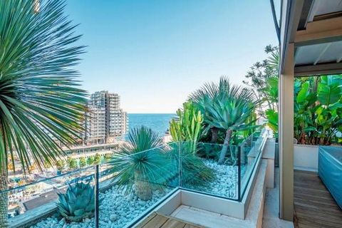 Fabulous 418m² penthouse apartment in the heart of the Carré d'Or, fully renovated and decorated, featuring a rooftop terrace with jacuzzi and sea views. This superb duplex is located in a luxury residence with 24-hour security. It comprises a double...