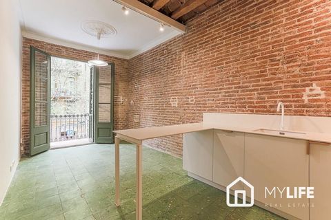 MYLIFE Real Estate presents this fantastic property for sale located in one of the best areas of the city, Vila de Gràcia. Property Description The house is located on the second floor of a building in good condition with an elevator and has a constr...