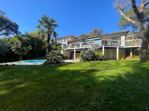Discover this beautiful contemporary villa of approximately 220 m2, with a panoramic view of the golf course. Inside the rooms are distributed as follows: On the main level: - 1 large living room of approximately 50m2, with a fireplace and large bay ...