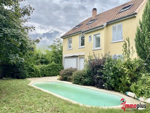 UNIQUE! Come and discover this very nice deal, for this building on 524 m2 of land, which is presented to you, in the form of a house (private entrance) and three apartments (independent access each) with a surface area of 260 m2 for the whole! Locat...