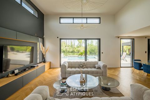 Located in Villenave d'Ornon, facing the golf course, this architect-designed villa with top-of-the-range services offers a unique living environment with a view of a lake while being close to all amenities. As soon as you enter, you discover the spa...