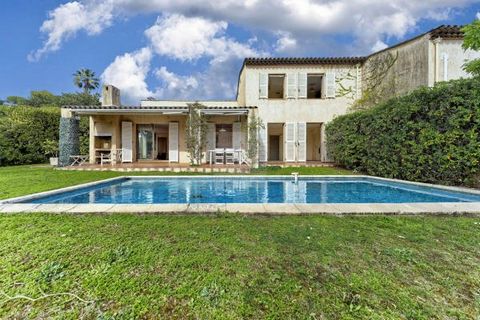 Very good potential for this pretty villa with swimming pool, located in the prestigious Domaine des Hauts de Vaugrenier. Secure residence guarded 24 hours a day on the French Riviera, just 5 minutes from the beaches and 15 minutes from Nice Airport....