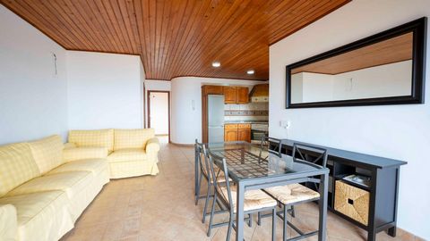 We present you this fabulous flat of 105m2 with an independent flat attached. Very bright, comfortable and with stunning views of the Teide and the sea, it has a large balcony that surrounds the entire house, wooden ceiling with tongue and groove, fi...