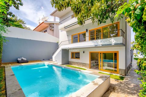 Located in Cascais. Set on a plot of 405m2, this comfortable 5-bedroom triplex villa is strategically located in the Rosario neighborhood, offering the tranquility of a residential neighborhood. It is close to all services: restaurants, pharmacies, a...