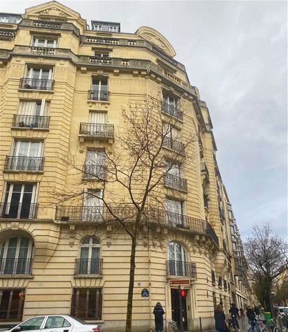 Summary We are selling a 245m² apartment in a very beautiful Haussmann building, with an efficient young caretaker, street code, interior intercom, metro at the foot of the door, in the Auteuil district, immediate proximity to Notre Dame des Oiseaux,...