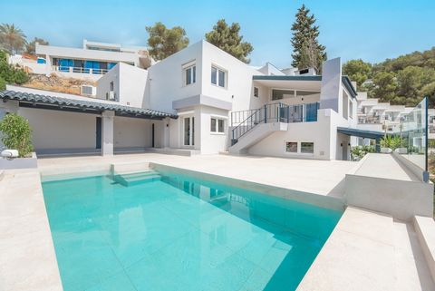 Wonderful newly renovated villa in the secure gated area of Can Furnet. Equipped with a tourist license and stunning views, this villa includes 4 bedrooms and 4 bathrooms all controllable via the home automation system. One of the rooms has a second ...