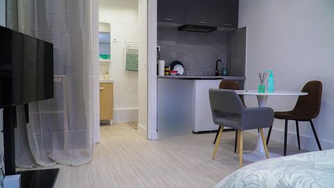 Studio of 28 m² fully furnished The studio is located in a very quiet private residence in the sought-after Saint Martin district, close to the city center of Pontoise. Pontoise station is a 10-minute walk (RER C, Saint-Lazare station, Gare du Nord) ...