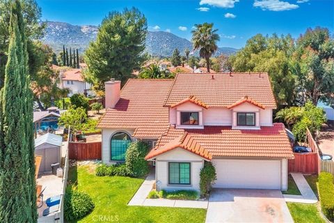 AMAZING 2708 Sq. Ft. 5 bedroom 3 bath home on over 1/4 acre private lot. Prime location within walking distance to Pechanga Casino/Resort. Wonderful Temecula school district including GREAT OAK HIGH SCHOOL. Very low HOA dues, Low tax area. This home ...