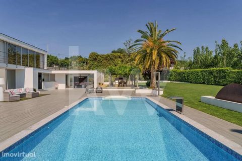 House T4 for sale in Prazins / Guimarães. With a modern and unique architecture, inserted in a plot of 2500m2, excellent sun exposure, in a residential area where you can enjoy a tranquility a few minutes from the city of Guimarães. Please note the p...