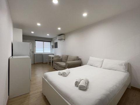 10 min Walk to Park Güell 4 min Walk to Metro El Coll ☆ Quiet neighbourhood ☆ Easy Connection with the Center El Coll Metro Station. This Cosy Ground Floor Studio is Perfect for Couples. The Studio is Located in a Quiet Neighbourhood in Barcelona. It...