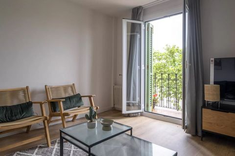 Modern and bright apartment completely furnished and brand new furniture for the new tenant consisting of a spacious living room with access to a small balcony, a fully equipped kitchen and a bathroom with a shower. It has two bedrooms, the first dou...