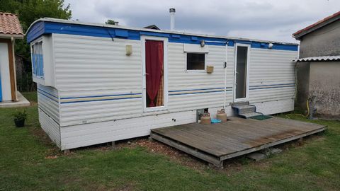 HOUSING DESCRIPTION Mobile Home, Atlas model, with laminated exterior and gabled roof. Entrance door with double glazing. Aluminum windows and decorative shutters. Imitation wood flooring. Living room with large corner sofa, table, stools, bookcase, ...