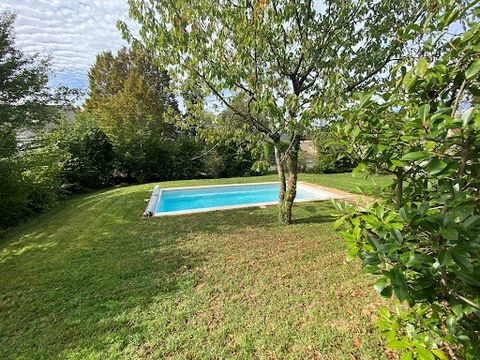 Charming single-storey house, fully restored, 171m2, 7 rooms, 5 bedrooms, swimming pool and wooded garden - North of Tours Beautiful house located in a quiet, residential area close to all local networks and shops. Description: - Spacious and bright ...