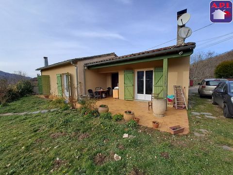 Come and discover your future single-storey family home in the heart of the DOUCTOUYRE valley, 10 minutes from LAVELANET, 20 minutes from FOIX. ILHAT, at an altitude of 550m, offers a distant view of the crest of the TABE massif. The village is borde...