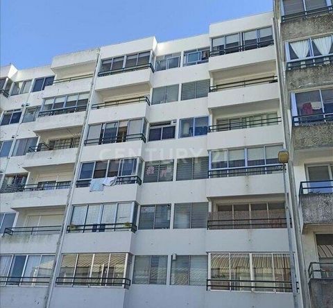 Apartamento T2 situado no 2º piso com uma área de 80 m2, prédio servido por dois elevadores, exposição solar (Nascente/Poente) localizado em Águas Santas junto à PSP. O imóvel está localizado em zona residencial tranquila com boas acessibilidades (A4...