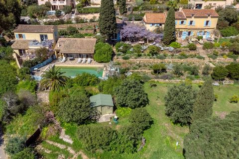In the heart of Le Lavandou, surrounded by nature and just a few minutes from a magnificent sandy beach, this beautiful charming property is composed of 2 villas. All in absolute calm and facing south.The main villa with an area of approximately 300m...