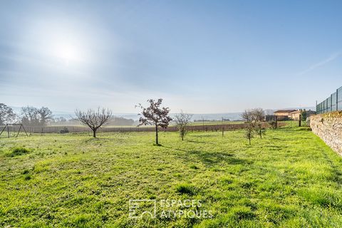 Serviced building land - Saint Jean des Vignes 69380 In a quiet and preserved environment, this flat and swimming pool plot of land of 1229 m2 outside the subdivision is sold serviced. Its south-facing exposure with an exceptional view gives the futu...