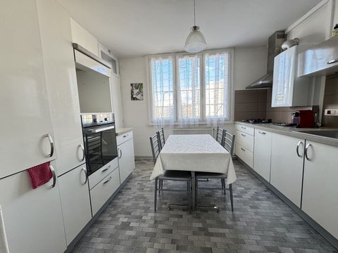 Vente appartement à Bourg-Lès-Valence. Cet appartement mesurant 76 m2 se compose: De 2 ou 3 chambres en fonction de vos besoins, une cuisine de 11m2 avec cellier attenant. La cuisine séparée se prolonge sur le salon, et sa salle à manger et totalise ...
