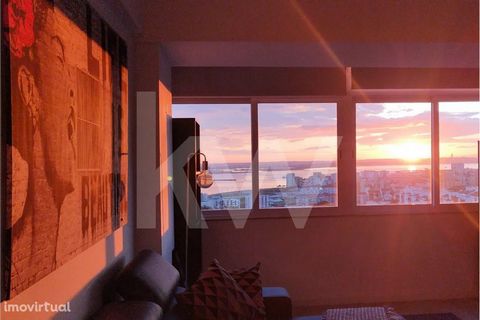 1 bedroom apartment furnished with 59 m², modern and with a magnificent view over the Tagus estuary.  This apartment is located on the top floor of a building (with elevator) in a quiet square. Upon entering you will find an equipped kitchen strategi...