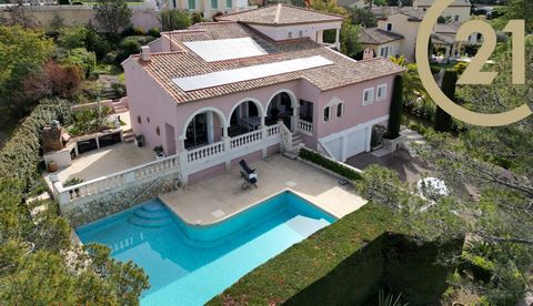 FREJUS(83600) Venez découvrir en exclusivité cette magnifique villa en position dominante située dans le quartier résidentiel de La Tour De Mare. Cette magnifique villa de 8 pièces se caractérise par un triple séjour offrant une belle hauteur sous pl...