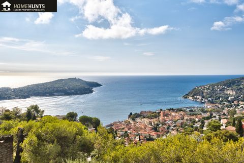 Villefranche Sur Mer, superb property of 255 m2. Ideally located, in a private and secure domain, this property enjoys a superb view of the harbor of Villefranche and Cap Ferrat. Splendid property whose accommodation consists of, on the first floor, ...