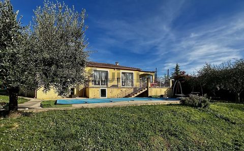 In de directe omgeving van Vézénobres, een karaktervol dorp, kom en ontdek deze mooie gelijkvloerse vrijstaande villa van ca. 105 m2, met zijn onafhankelijke studio van 29 m2 gelegen op een groot perceel van 1300 m2 met zwembad. Bestaande uit een lic...