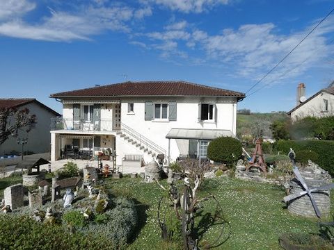 IMOCONSEIL Michèle Lherm offers you this house for OCCUPIED LIFE ANNUITY SALE, Bouquet of 45750 EUR Annuity 504,83 EUR / Month In a quiet area, with a nice view of the valley and the towers of Saint-Laurent, this house on 2 levels, bright and well ma...