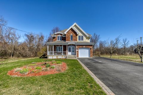 Original Owners! Beautiful custom-built family home, offering breathtaking views of the St. Lawrence in the picturesque NDIP area, just minutes away from parks, Pte. du Moulin, two golf courses, and the waterfront! Situated on a large private lot of ...