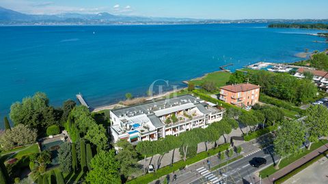 Sirmione, in context directly on the lake with large condominium garden, swimming pool with whirlpool area, pier and beach for private use is offered for sale a large two-room apartment on the first floor The solution, facing south is characterized b...
