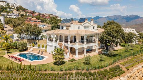 MAJESTIC 6 BEDROOM VILLA WITH PANORAMIC VIEWS IN LA MAIRENA - OJEN Breathtaking views of the sea and mountains. Fantastic villa of 6 bedrooms and 6 bathrooms completely renovated at the highest level, located in Elviria in the residential area of Eas...