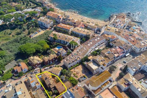 Lucas Fox presents this wonderful 629 m² house, located in the centre of the wonderful town of Calella de Palafrugell, one of the most beautiful on the entire Costa Brava. The property enjoys easy access to the area's beaches. For example, Canadell b...