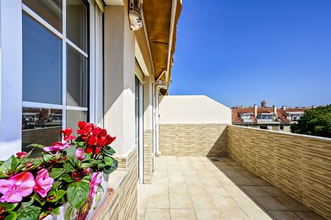 Well-presented, recently refurbished penthouse apartment in the centre of Fuengirola! Excellent location, 300 metres from the beach and amenities such as bars, restaurants, supermarkets and bus stop on your doorstep. The block was built in 2002 and t...