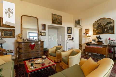 Ref. 632SF In a refined villa on the first hills of Florence, an enchanting apartment with independent entrance is available for sale. The entire property has been recently renovated with great care and consists of: a large entrance leading to a spac...