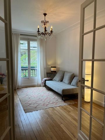 Recently refurbished 2 bedroom apartment. Calm and south facing, it is an apartment with a nice Livingroom, separate kitchen and a full bathroom. The neighborhood has all the shops and restaurant. Young and very alive. Easy to go to the center using ...