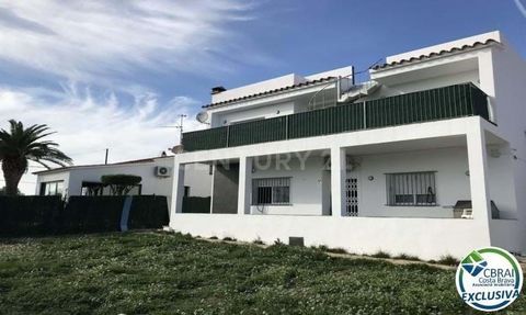 This magnificent detached house, recently renovated, is located in the peaceful urbanization of Mas Bosca, in Roses. With a plot of 426 m², this property offers a bright and spacious environment. The house has 5 large bedrooms and 2 bathrooms, perfec...