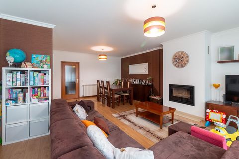 Excellent 3 Bedroom Apartment Composed by: Entrance hall with wardrobe Large living room with fireplace. Kitchen equipped with hob, oven, extractor fan and boiler. Two bathrooms. Three bedrooms with fitted wardrobes, one of them with en-suite. Garage...