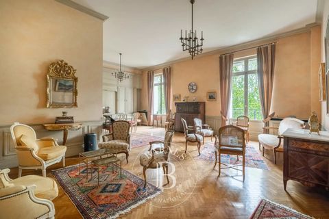 Paris 17 - Parc Monceau - 2-bedroom apartment with panoramic view and long balcony In a magnificent Haussmann building, 3rd-floor apartment to renovate with balcony and open view on the Parc Monceau. This 125 m² (122.35 m² “Carrez” law) property comp...