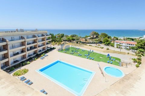 Excellent apartment with sea view, swimming pool and garage, in Albufeira. This apartment has 1 bedroom, kitchen that opens into the living room, bathroom, swimming pool, garage and storage room. Located in a safe condominium right on the seafront, i...