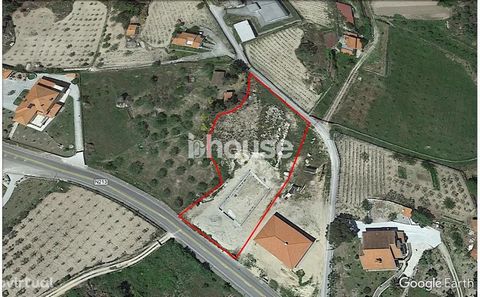 Vast land for construction, just off Valpaços, located in front of National Road 213, which connects with the city of Chaves, with 3800m2. Already with construction initiated , as can be seen by the photos, which can be used, both for the constructio...