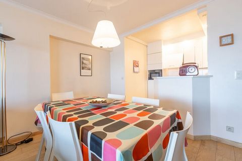 Apartment located on the 4th floor and equipped with 2 bedrooms (1 with double bed and 1 with 2 bunk beds). Furthermore, a spacious and bright living room, which opens onto the terrace with beautiful sea view, fully equipped open kitchen, bathroom wi...