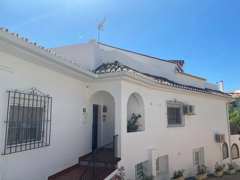 This spacious and traditional property is in perfect condition in the charming Andalusian village of Benalmádena Pueblo, with cobbled streets and a panoramic view of the Mediterranean. It has a strategic location, approximately 15 minutes from Malaga...