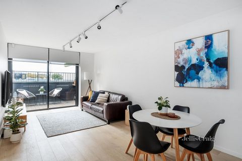 A resplendent rooftop entertainer offering some inner Melbourne’s most spectacular outlooks, this contemporary gem promotes effortless chic and lifestyle vibrancy by a brilliant array of bars, boutiques, and brunch spots. Ideal for the professional, ...