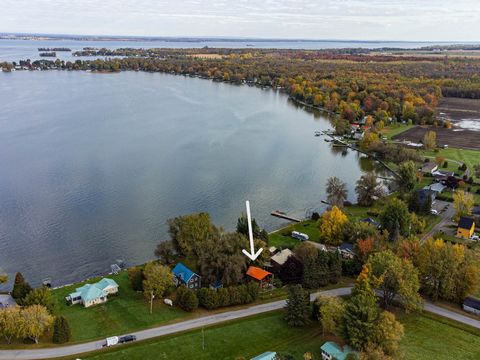 WATERSIDE! Property located on the edge of Lake St-François, on a plot of 12,706 sq. ft., including 3 bedrooms upstairs with a full bathroom and washer-dryer installation. Ground floor with bathroom at the entrance. Lots of windows, view of the water...