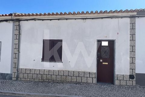 This 2 bedroom villa in Ferreira do Alentejo is an excellent option for those looking for a cozy and practical home in a quiet and cozy village. With an area of 138m², the villa needs some improvements and has a great distribution. The property has t...