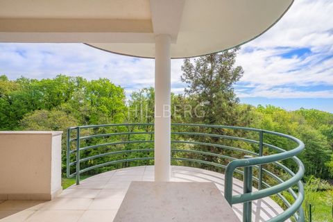 DESCRIPTION OF THE SPACE: Vinogradi - a beautiful 4-room apartment of 146 m2 with a view of the gardens and forest. The apartment is entered from the ground floor level, and there is another apartment below the apartment. It consists of: a spacious e...