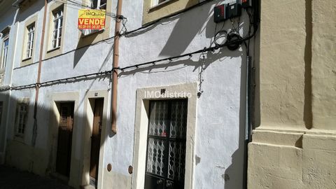 5-bedr. house with 631 m2, located in the historic area of Portalegre.  It has 17 rooms, two shops and a patio.
