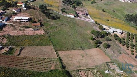 - Terreno para construção, de uma ou mais moradias, com uma exelente exposição solar, com a área de 4600m2, perto de comércio e serviços, e a poucos minutos da A8. -Area de construcão 30% = Area bruta construção 1380m2 - Oportunidade de construção de...