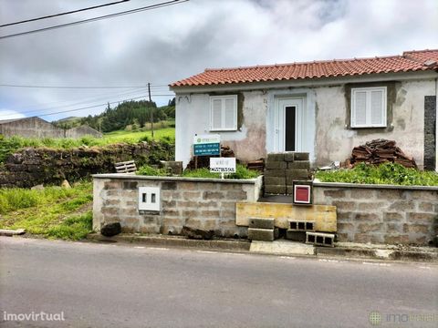 Investitionsmöglichkeit auf der Insel Faial! Villa mit 2 Schlafzimmern in Espalhafatos, Gemeinde Ribeirinha, bestehend aus Wohnzimmer, Küche, zwei Schlafzimmern und einem Badezimmer. Im Außenbereich gibt es auch einen Anbau, der für eine Außenküche m...