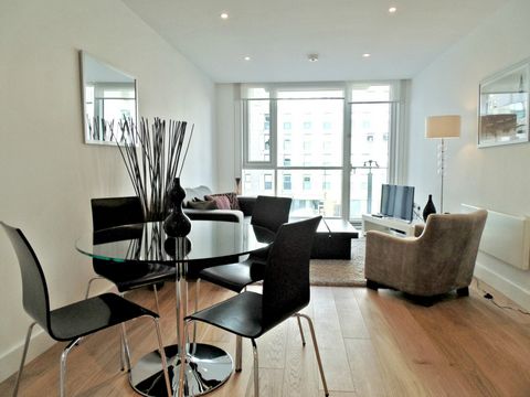 With a choice of Aldgate East or Tower Hill both close by these apartment make a fantastic vantage point for a quick commute into the city, or a leisurely stroll down the Thames. Why not juxtapose the new and exciting in Shoreditch with the colossal ...