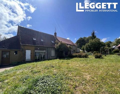 A29093ABR58 - Spacious family farmhouse comprising three sections making it ideal for a large family or for tourism : 1. The first part has an entrance, bathroom, WC, kitchen, living room, and four bedrooms. 2. The second part consists of a studio wi...